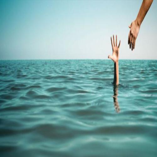 Tolkning av en drøm om å redde noen fra å drukne
