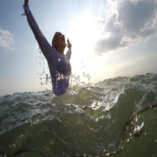 Interpretatie van een droom over verdrinken in de zee en eruit ontsnappen voor alleenstaande vrouwen