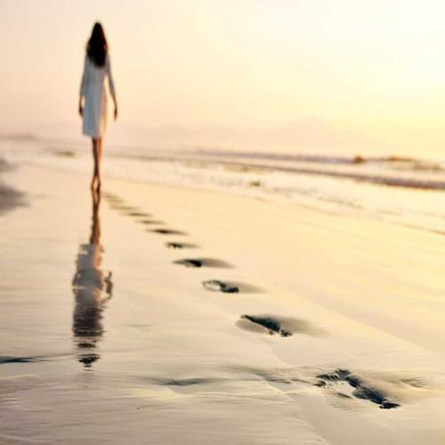 Interpretatie van een droom over wandelen op het zand op het strand
