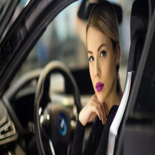 Fortolkning af en drøm om at køre i en luksuriøs sort bil til enlige kvinder
