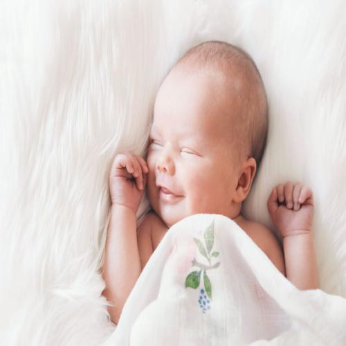 Ver a un bebé recién nacido en un sueño.