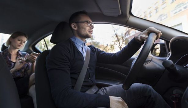 تفسير حلم ركوب السيارة في المقعد الخلفي للعزباء