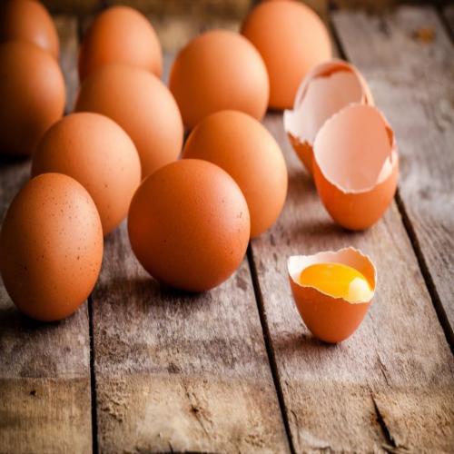 البيض النيء في المنام للعزباء