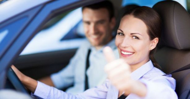 ركوب السيارة مع شخص معروف في المنام