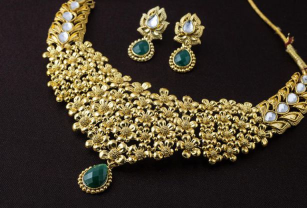 تفسير العقد في المنام للعزباء