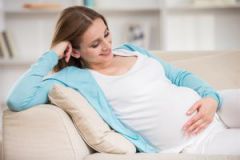 Veure una dona soltera embarassada en un somni