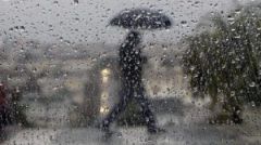 رؤية المطر في المنام للعزباء