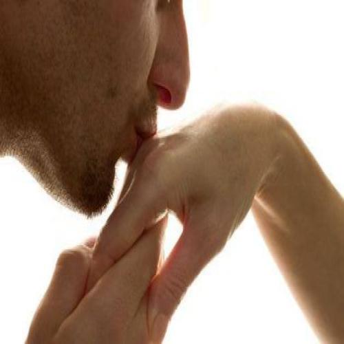 تفسير حلم التقبيل من الفم للعزباء