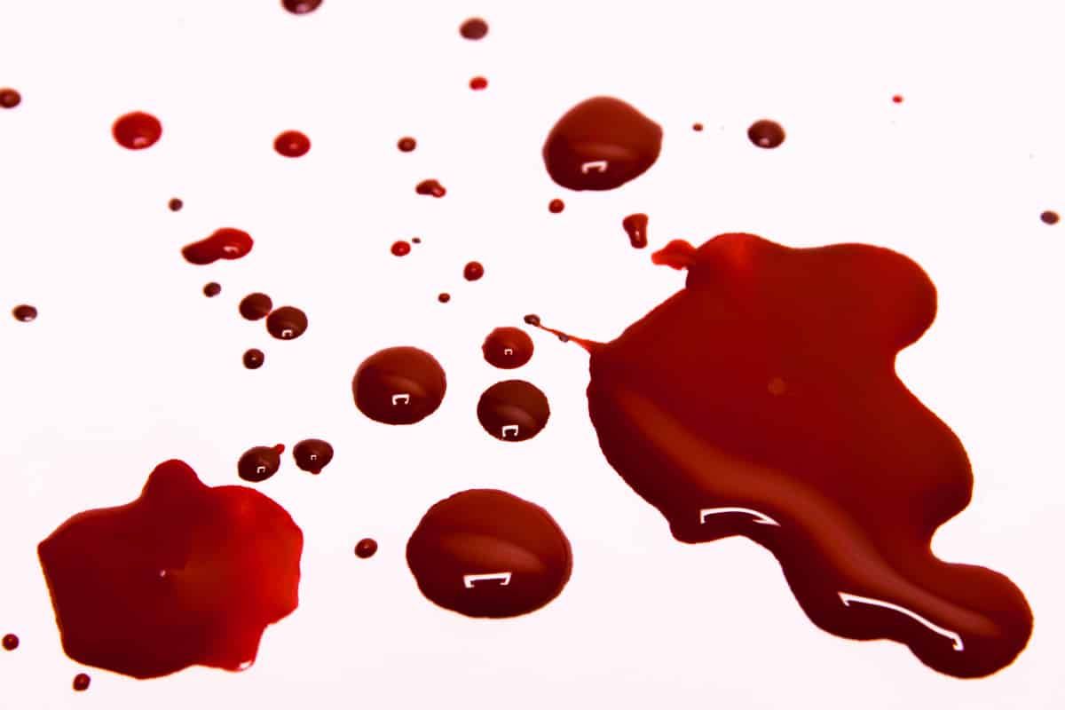 Vidante sangon en sonĝo por edziĝinta virino