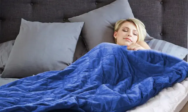 एक अकेली महिला किसी मृत व्यक्ति को कंबल से ढकने का सपना देख रही है - सपनों की ऑनलाइन व्याख्या