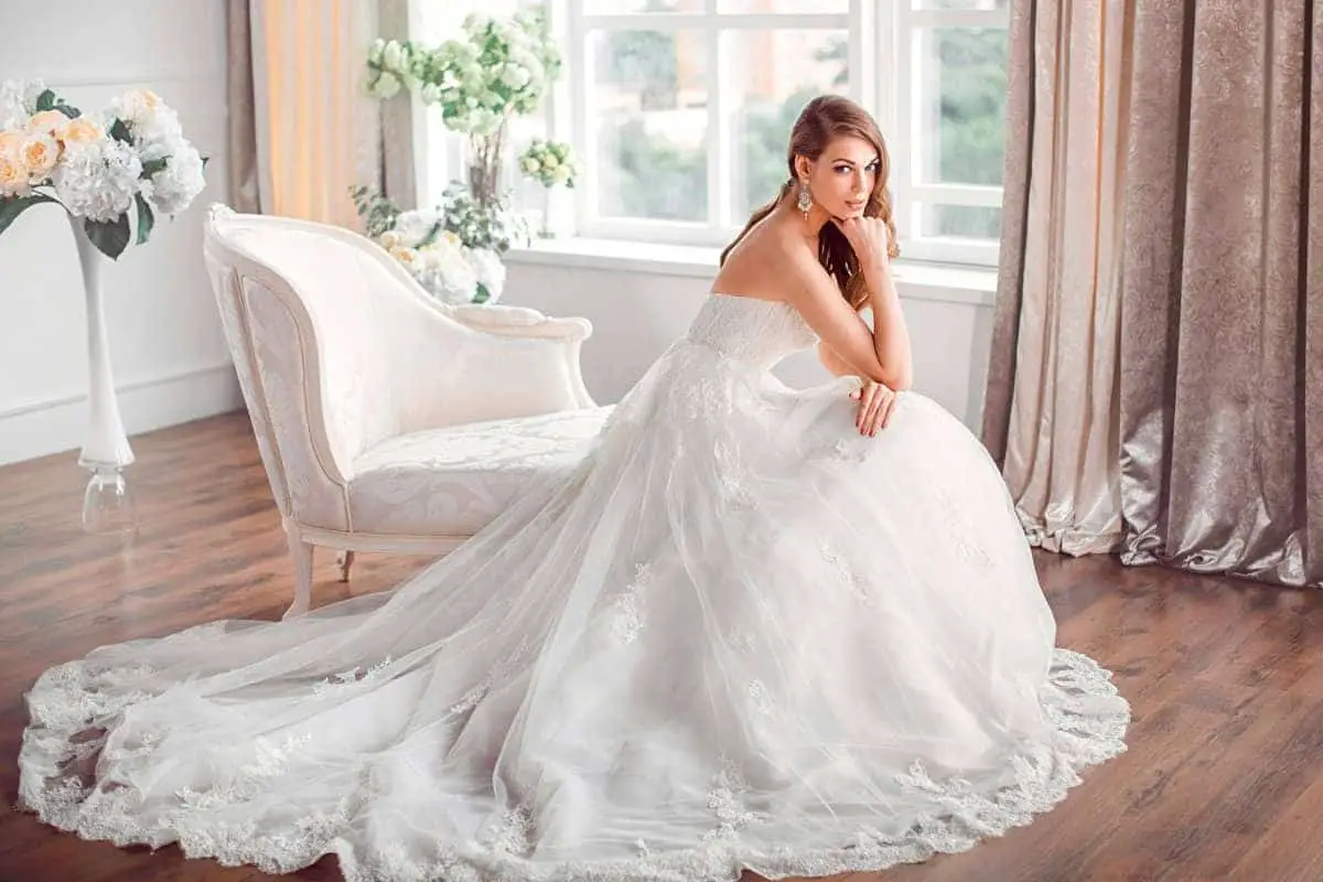 Drömmer om att bära en bröllopsklänning för en enda tjej utan brudgum - tolkning av drömmar online