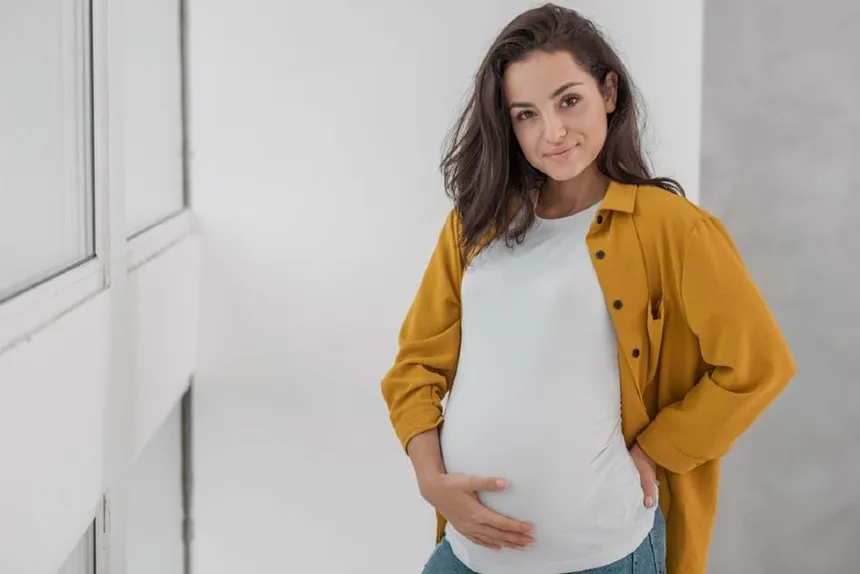 smiley zwangere vrouw met kopieerruimte 2 - Interpretatie van dromen online