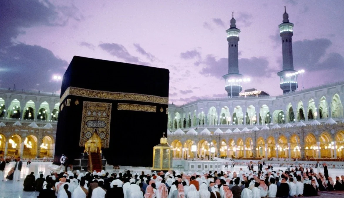 At se den hellige moske i Mekka i en drøm for en enkelt kvinde.webp.webp - Fortolkning af drømme online