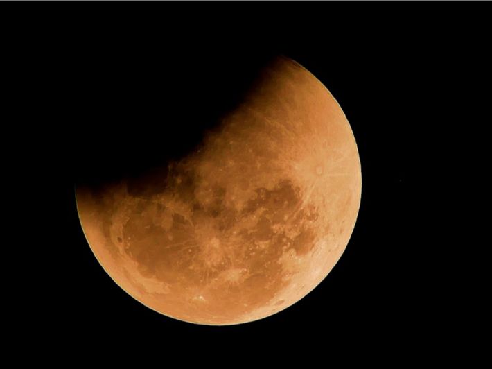 Yana da wani ɓangare na lunar eclipse - fassarar mafarki a kan layi