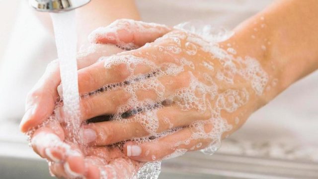 Droominterpretatie van handen wassen in een droom voor een alleenstaande vrouw - interpretatie van dromen online