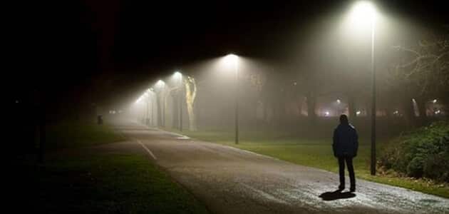 Een alleenstaande vrouw droomt ervan in het donker te wandelen - interpretatie van dromen online