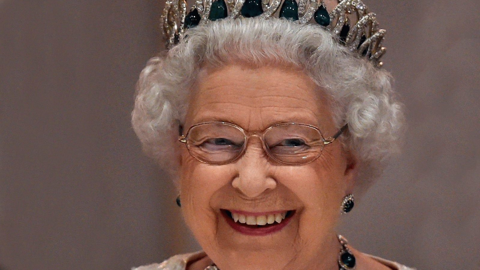 Зүүдэндээ хатан хааныг харахыг мөрөөддөг - мөрөөдлийн онлайн тайлбар