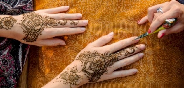 Tafsiri ya ndoto kuhusu kuchonga na henna