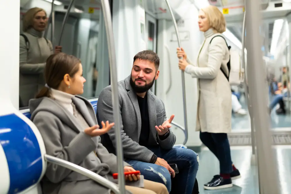 الحديث مع الغرباء في المجتمع