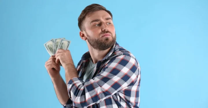 كيف أتعامل مع الشخص الطماع