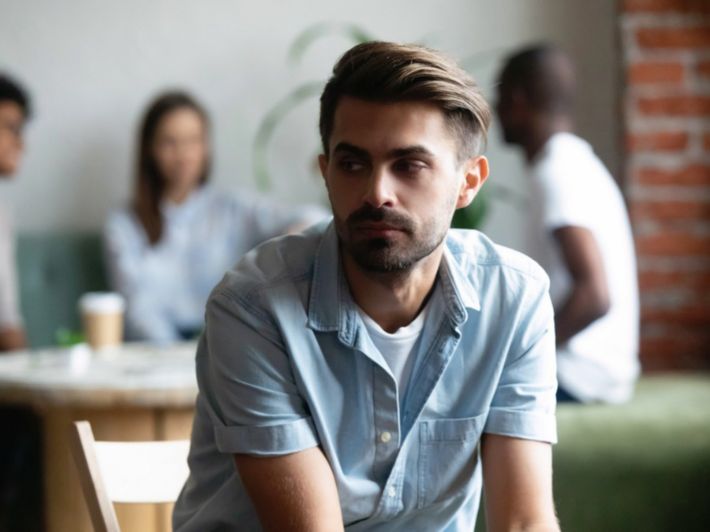 ما هي أسباب الشعور بالوحدة رغم كثرة الأصدقاء وكيفية مواجهتها؟