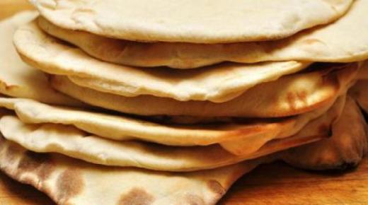 De viktigaste tolkningarna av att äta bröd i en dröm av Ibn Sirin