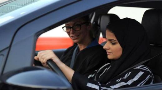 Մեկնաբանություն Երազում, որ ես մեքենա էի վարում և չգիտեի, թե ինչպես վարել երազում միայնակ կնոջ համար, ըստ Իբն Սիրինի