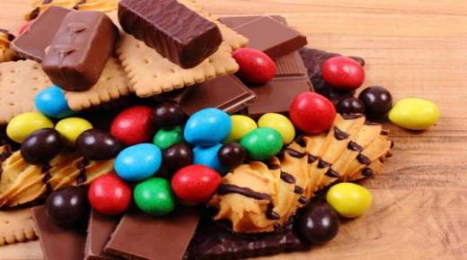 Lär dig om tolkningen av drömmar om sötsaker i en dröm enligt Ibn Sirin