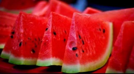 Den viktigste 50 tolkningen av å se vannmelon i en drøm av Ibn Sirin