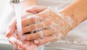 Lær mer om tolkningen av en drøm om å vaske en hånd ifølge Ibn Sirin