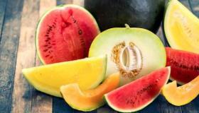 Lær om de vigtigste fortolkninger af at se vandmelon i en drøm af Ibn Sirin