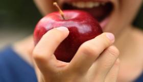 Lær om tolkningen av å spise epler i en drøm av Ibn Sirin og Imam Al-Sadiq