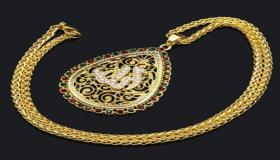 Quina és la interpretació de veure una cadena d'or en un somni per a una dona soltera segons Ibn Sirin?