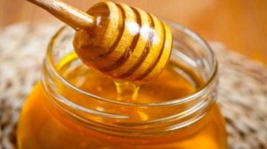 De 50 viktigaste tolkningarna av att se honung i en dröm för en singel kvinna, enligt Ibn Sirin