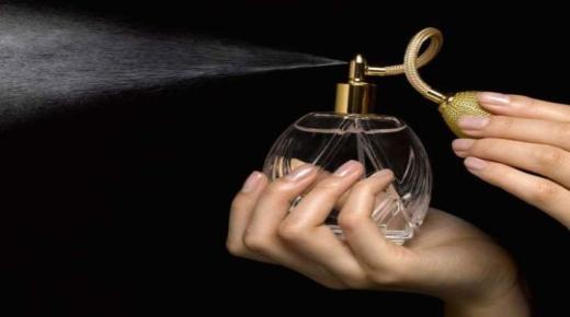 Er fortolkningen af ​​at se sprøjte parfume i en drøm gode nyheder for Ibn Sirin?