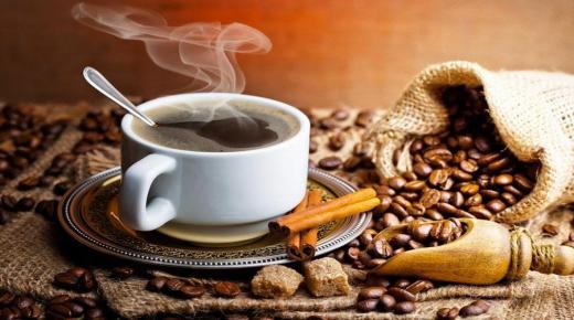 Quina és la interpretació d'Ibn Sirin de beure cafè en un somni?