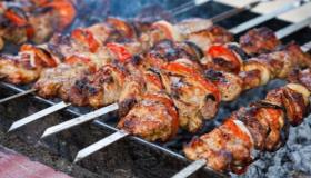 Hvad er fortolkningen af ​​at spise grillet kød i en drøm af Ibn Sirin?