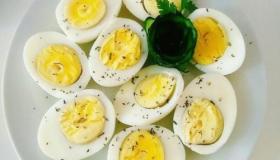 Hvad er fortolkningen af ​​kogte æg i en drøm af Ibn Sirin?