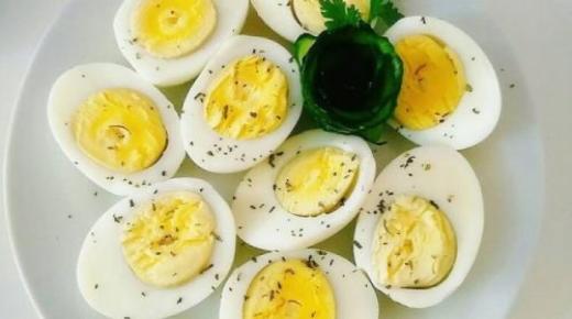 Wat is de interpretatie van gekookte eieren in een droom van Ibn Sirin?