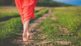 Pelajari lebih lanjut tentang tafsir mimpi berjalan tanpa alas kaki oleh Ibnu Sirin