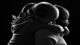 Les 20 interpretacions més importants d'un somni sobre abraçar una persona morta i plorar per una dona soltera, segons Ibn Sirin