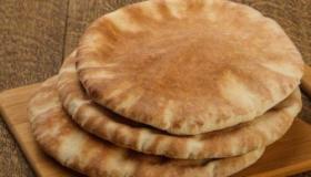 Interpretasies van Ibn Sirin om te sien hoe die oorledene brood bak in 'n droom