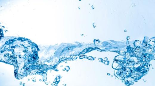 Quina és la interpretació de veure aigua filtrant en un somni segons Ibn Sirin?