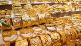 Wat is de interpretatie van een droom over gouden armbanden voor een alleenstaande vrouw volgens Ibn Sirin?