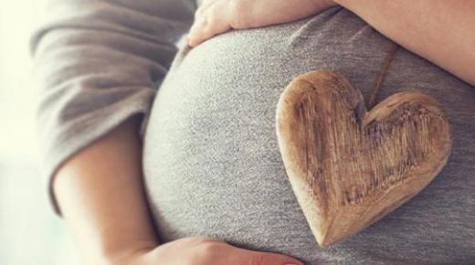 Իմացեք միայնակ կնոջ հղիության մասին երազի մեկնաբանությունը իր սիրելիից՝ Իբն Սիրինից