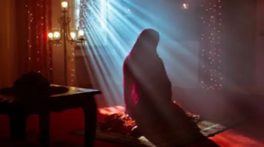 Hva er tolkningen av drømmen om avvasking og bønn for enslige kvinner ifølge Ibn Sirin?