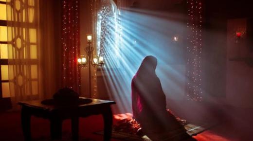 Lær fortolkningen af ​​drømmen om at bede for en gift kvinde af Ibn Sirin