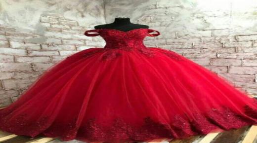 Vad är tolkningen av en dröm om en röd klänning enligt Ibn Sirin?