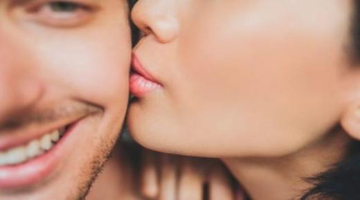 Indikasjoner på kysset i en drøm for single kvinner av Ibn Sirin