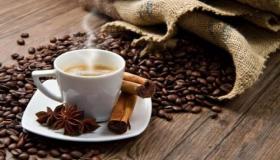 Hvad er fortolkningen af ​​at se drikke kaffe i en drøm for en enkelt kvinde ifølge Ibn Sirin?